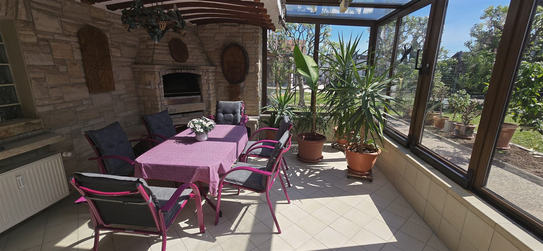 Geräumiger Wintergarten der Ferienwohnung Schäfer in Maikammer